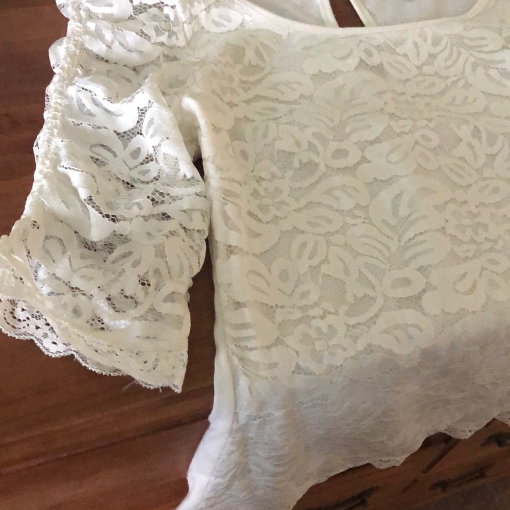 Lace shirt. Ruched lace sleeves